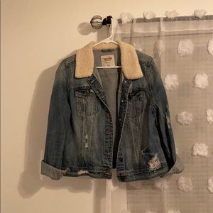 Jean jacket with sherpa collar